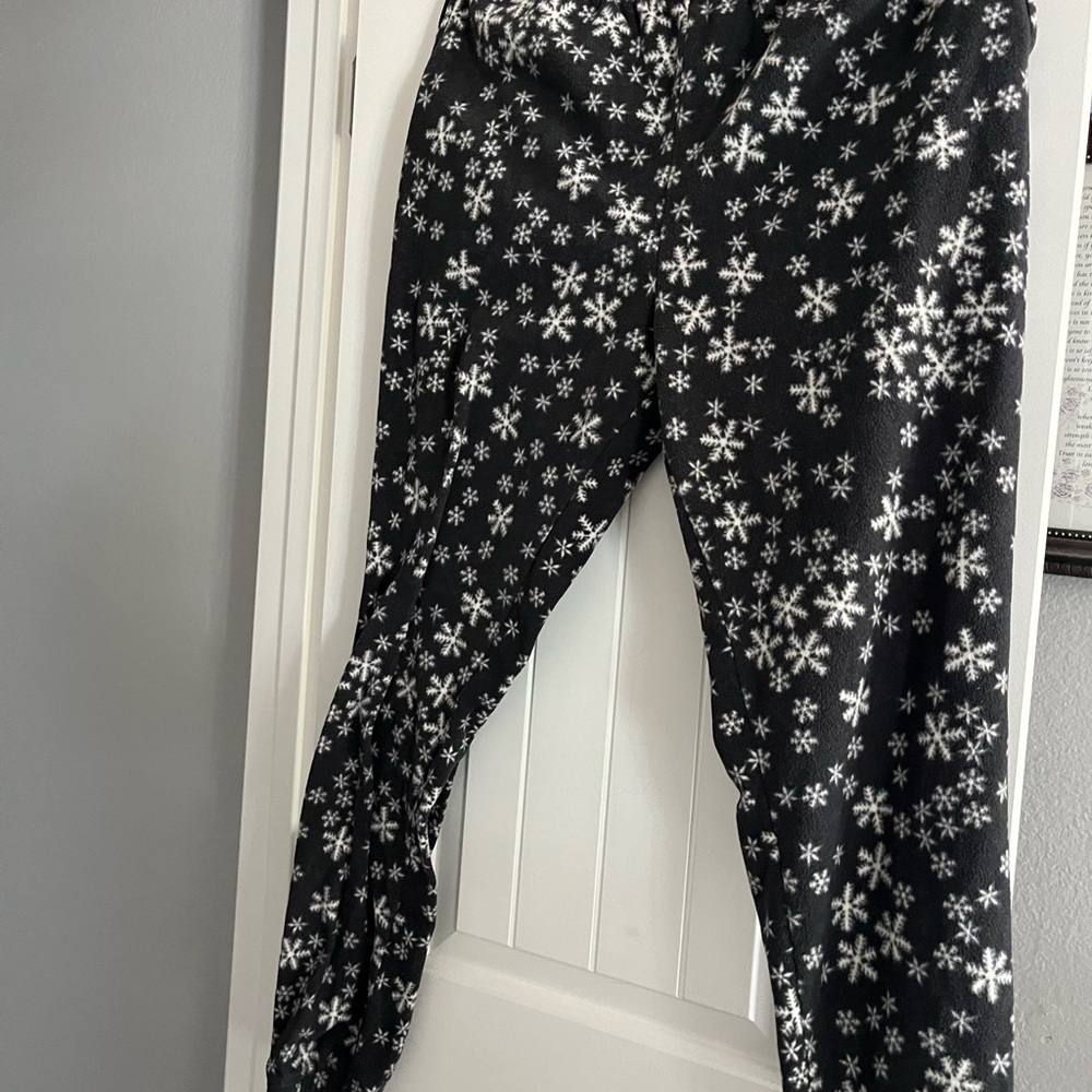 Old Navy Fleece Snowflake Pajama Set - Picture 7 of 11